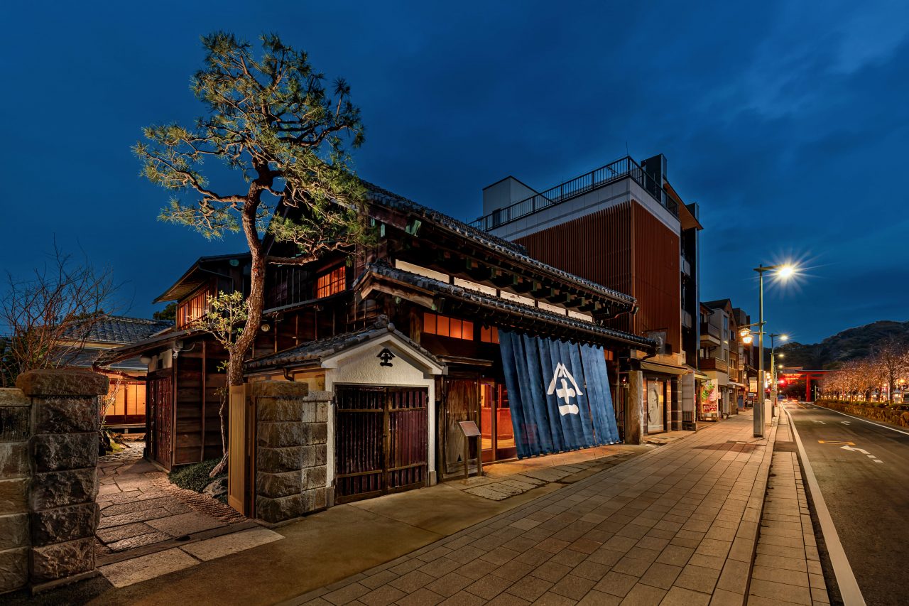 鎌倉三河屋本店の外観。鶴岡八幡宮の参道沿いに佇む国登録有形文化財