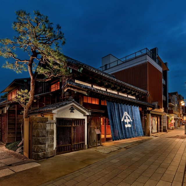 鎌倉三河屋本店の外観。鶴岡八幡宮の参道沿いに佇む国登録有形文化財